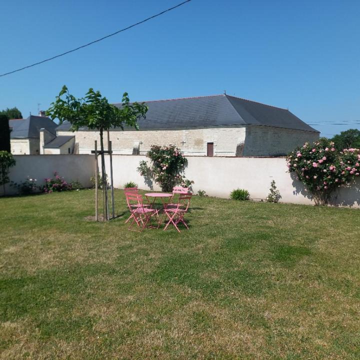 Jolie Maison De Campagne En Pierre De Tuffeau Longué Exteriér fotografie